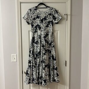 Dress addict - Black, white and grey dress with floral pattern. Worn once.